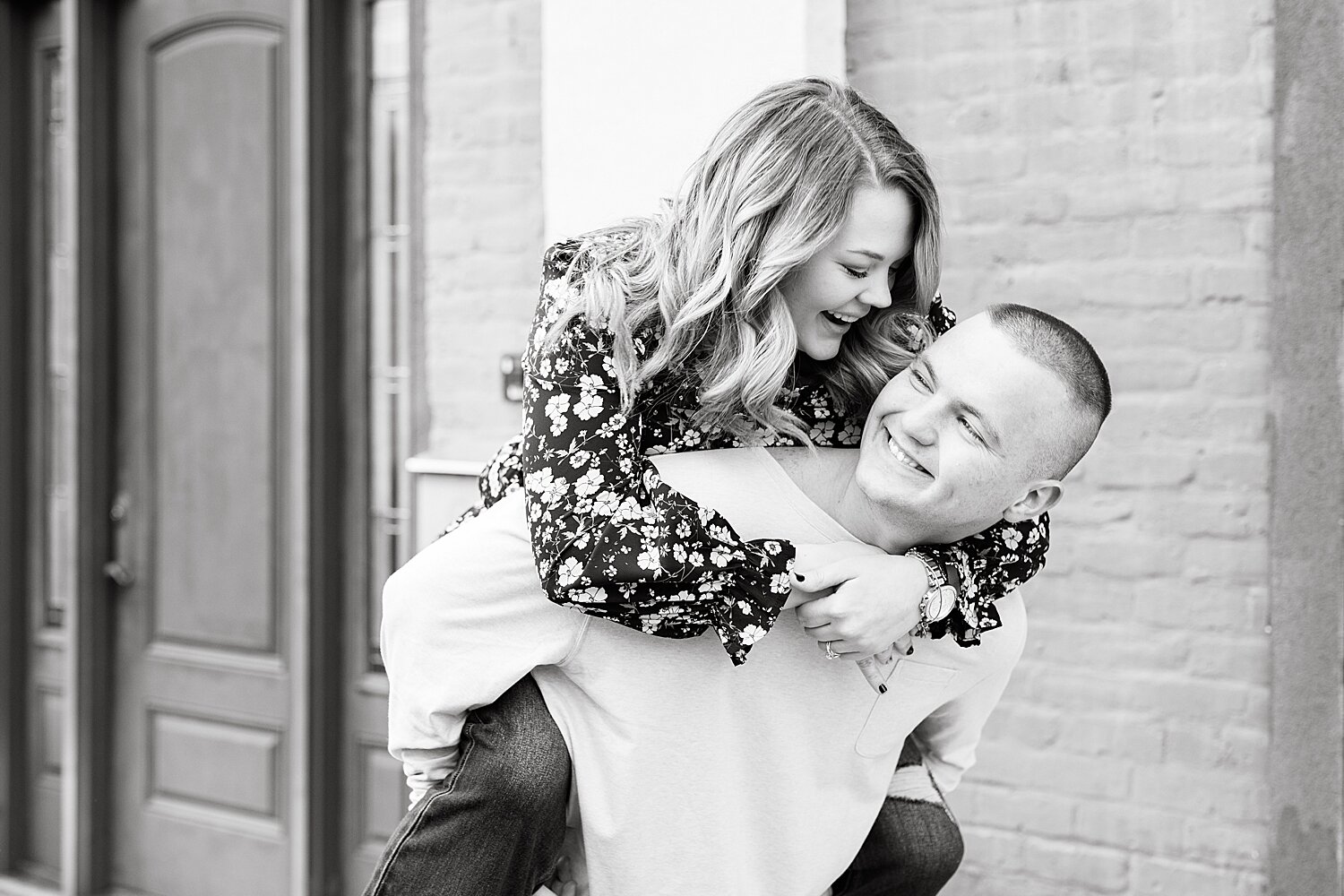 downtown roanoke engagement session_4772.jpg