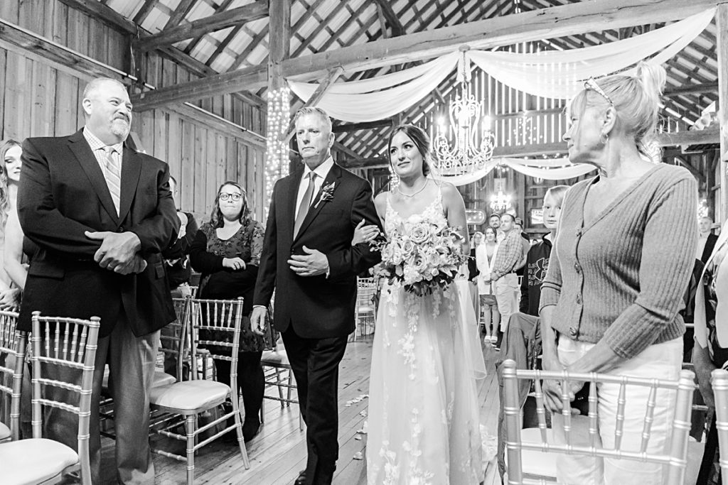 Rainy ceremony moments at Sorella Farms in Lynchburg, Virginia.