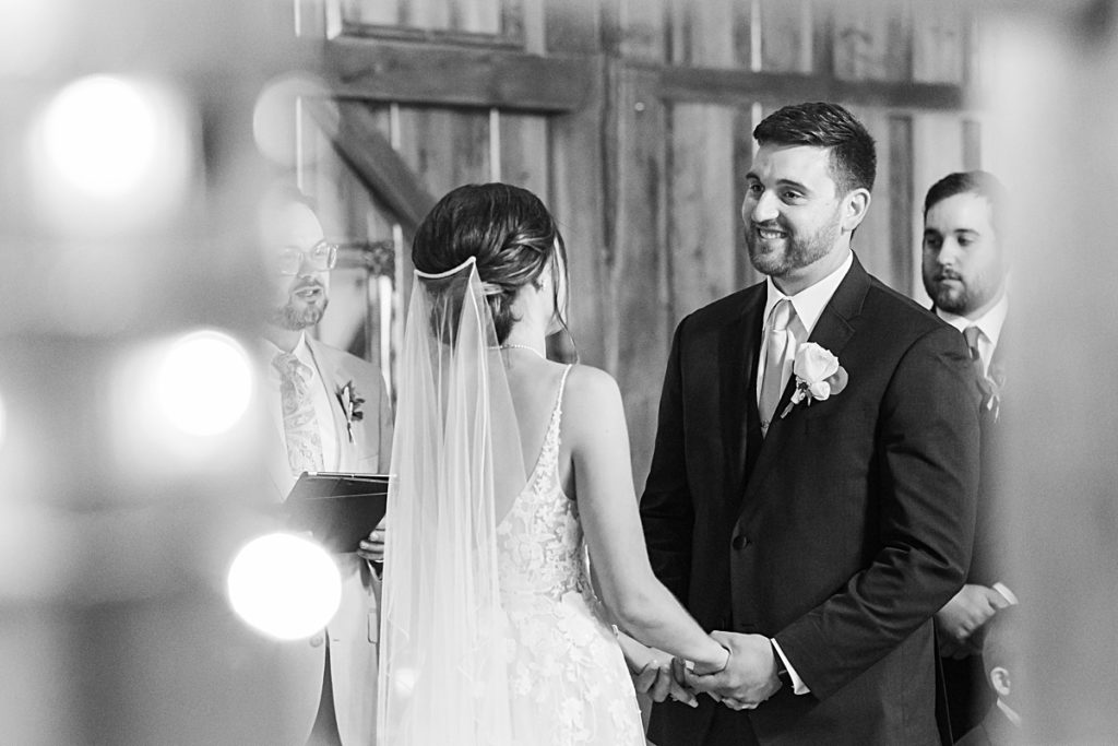 Rainy ceremony moments at Sorella Farms in Lynchburg, Virginia.