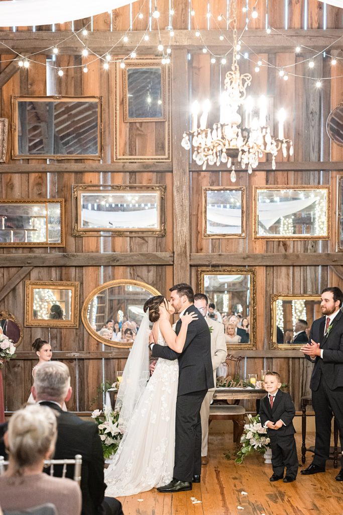 Rainy ceremony moments at Sorella Farms in Lynchburg, Virginia.