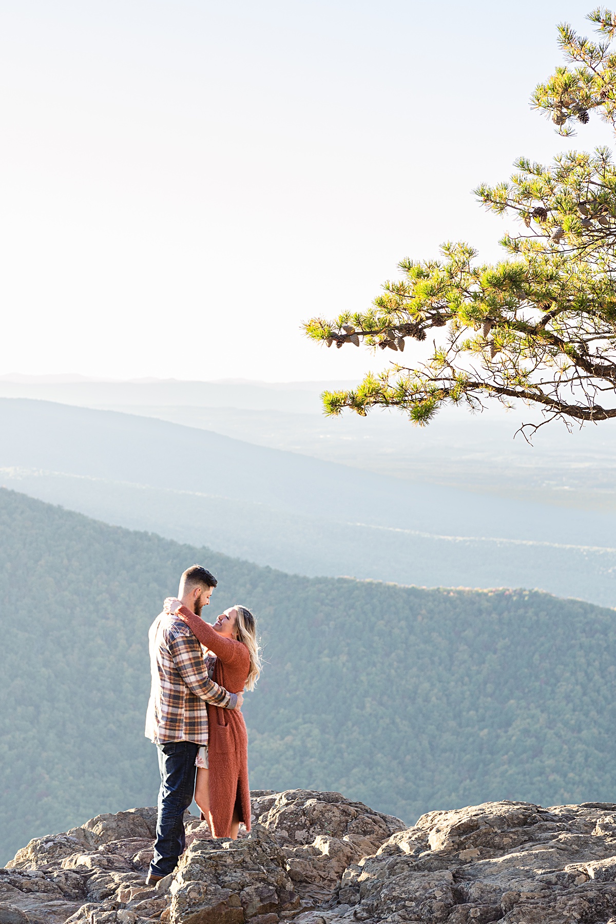 This Ravens Roost Overlook engagement session offers the perfect fall view of the Blue Ridge Mountains near Charlottesville, Virginia.