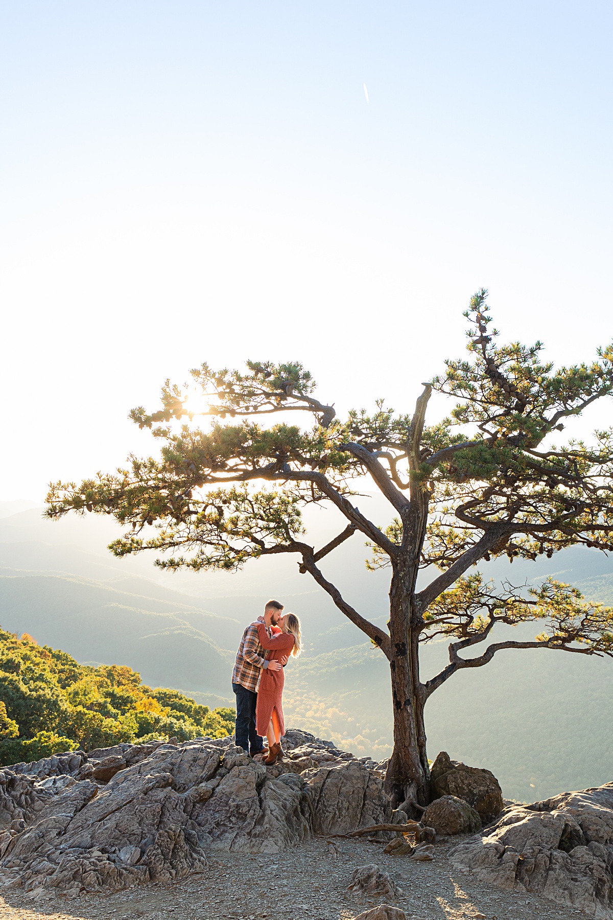 This Ravens Roost Overlook engagement session offers the perfect fall view of the Blue Ridge Mountains near Charlottesville, Virginia.