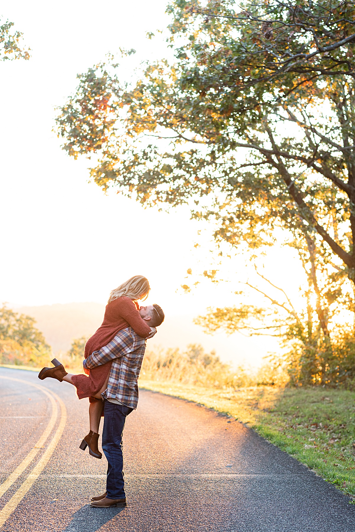 This Ravens Roost Overlook engagement session offers the perfect fall view of the Blue Ridge Mountains near Charlottesville, Virginia.