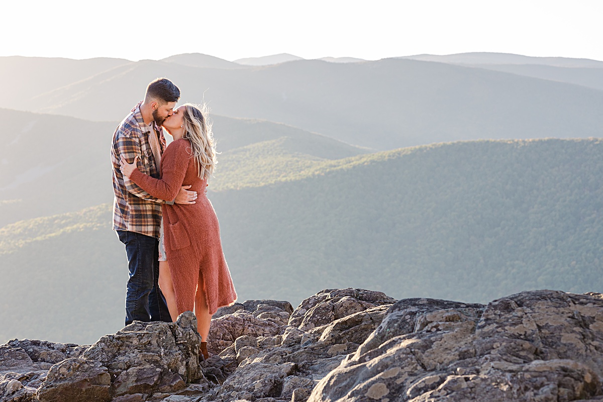 This Ravens Roost Overlook engagement session offers the perfect fall view of the Blue Ridge Mountains near Charlottesville, Virginia.