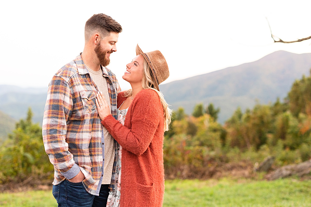 This Ravens Roost Overlook engagement session offers the perfect fall view of the Blue Ridge Mountains near Charlottesville, Virginia.